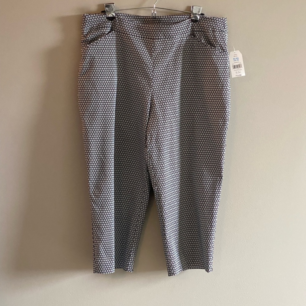 NWT Women’s Time and Tru Black and White Capri Pants Size XL (16-18)